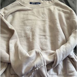 This is a women’s sweater. Size xs.  a tan ish color.